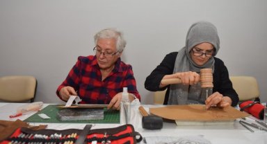 Bursa Yıldırım'da deri sanatının inceliklerini öğreniyorlar