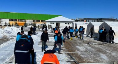 Bursa'da CHP'li belediyelerden afet bölgesine 231 tır gitti