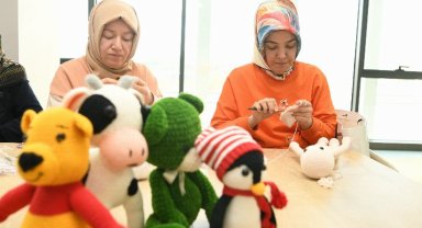 Çayırova depremzede çocuklar için örüyor