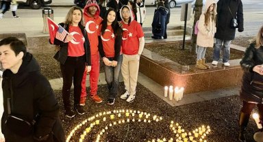 Chicago'da depremzedeler anısına ay-yıldız anma