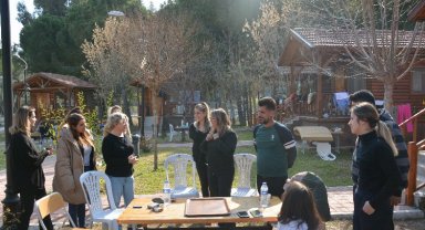 CHP'li Foggo Mersin'de depremzedeleri ziyaret etti