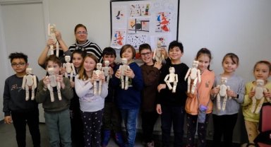 Çocuklar ve pinokyo kukla atölyesinde