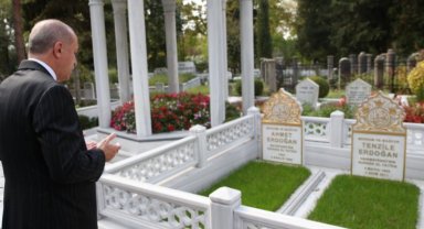 Cumhurbaşkanı Erdoğan anne ve babasının kabirlerini ziyaret etti