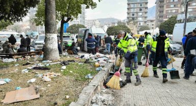 Deprem bölgesinde temizlik başladı