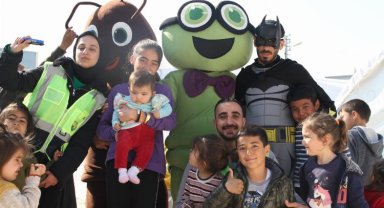 Deprem bölgesindeki çocuklarla eğlendiler