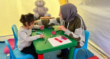 Depremi yaşayan çocuklar 'oyun'la hayata bağlanıyor