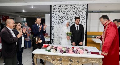 Depremzede çiftin nikahını Mehmet Savran kıydı