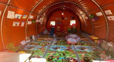 Depremzede çocuklara oyun çadırı