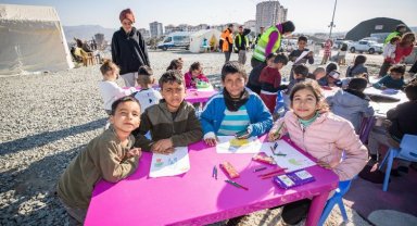 Depremzede çocukların yüzleri Masal Evi ile gülüyor