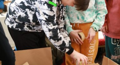 Depremzede kardeşler diğer depremzedeler için soluksuz çalıştı