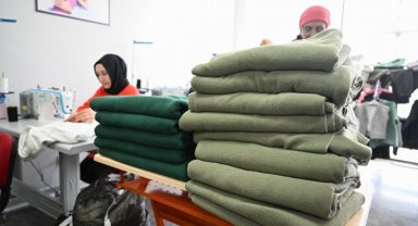 Depremzedeler için battaniye, eşofman üretiyorlar