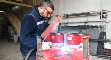 Depremzedeler için soba üretiyorlar