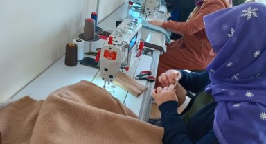 Depremzedeler için yün kazak örüyorlar