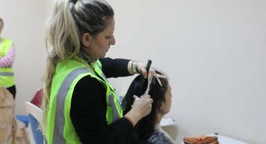 Depremzedeler Kocaeli'de kuaförlük hizmetiyle moral buldu