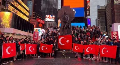 Depremzedeler New York'ta böyle anıldı
