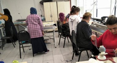 Dilisekesi'nde triko kursiyerleri depremzedeler için üretiyor