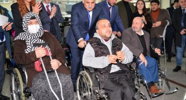 Engellilerin mutlu günü! Akülü araçlarına kavuştular