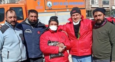 Enkazda bulduğu 411 bin lirayı sahibine teslim etti