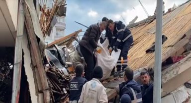 Eskişehir ekibi Hatay'da 5 kişiyi enkazdan sağ çıkardı