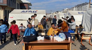 Gönüllü berberler Afşin'de