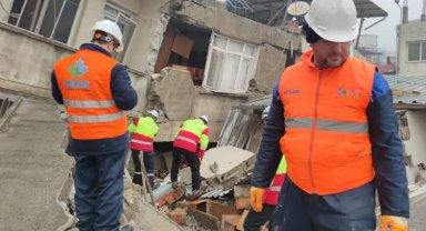 Hatay Kırıkhan'a ilk ulaşan İZBAK vatandaşlara umut oldu