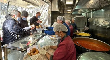Hatay'da on binlerce kişiye günlük sıcak yemek ve ekmek
