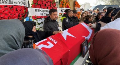 Hentbolda depremde acı kayıp... Kütahya ailesi son yolculuğuna uğurlandı