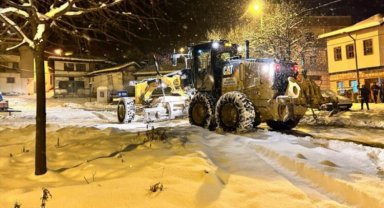 İnegöl'de karla mücadele sürüyor