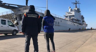 İtalya'nın yardım yüklü donanma gemisi İskenderun'da