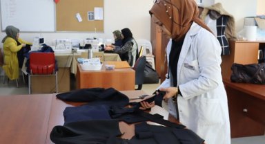 İZMEK'li kadınlar eşofman takımı üretiyor