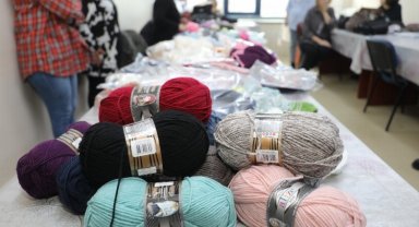 İZMEK'li kadınlardan afetzedelere el emeği ürünler