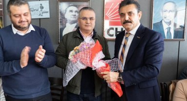 İzmir Dikili'de CHP'de miting gibi devir-teslim