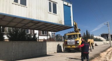 İzmit, Adıyaman'da konteyner ve çadırları yerleştiriyor