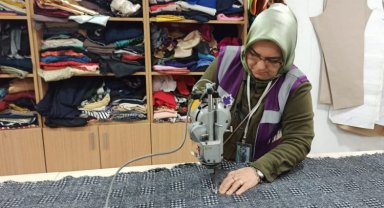 İzmitli kadınlar depremzedeler için örüyor, dikiyor