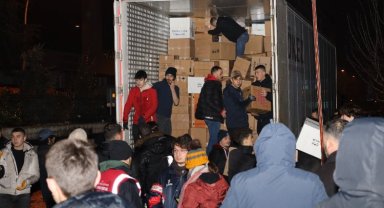 İzmit'ten 4 yardım tırı daha yola çıktı