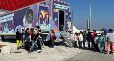 Konya Büyükşehir Bilim Tırı ile depremzede çocuklara moral verdi