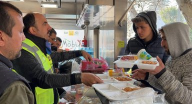 Konya sıcak yemek ve ekmek dağıtımını sürdürüyor