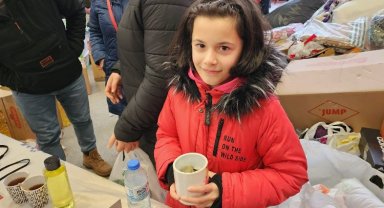 Kumbarasında biriktirdiği parasını Kızılay'a bağışladı