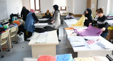 Kursiyerlerden depremzedelere battaniye ve eşofman takımı