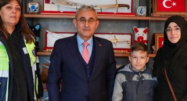 Kütahya'da kumbarasını bağışlayan çocuğa Başkan Işık'tan jest