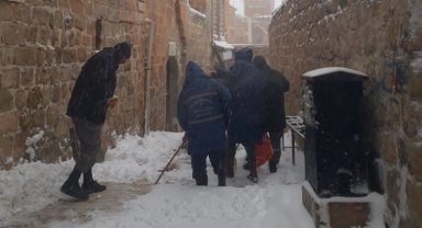 Mardin Artuklu Belediyesi ekipleri 'kar' mesaisinde