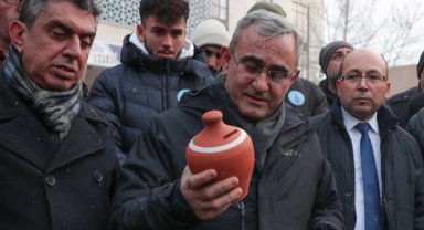 Minik Belinay kumbarasını Kütahya'dan depremzedelere yolladı