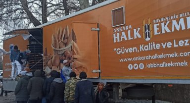 Mobil fırınlardan depremzedelere sıcak ekmek