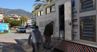 Mobil Kuaför depremzedeler için Alanya'da
