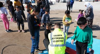 Sakarya depremzede çocuklarının yüzünde tebessüm oldu