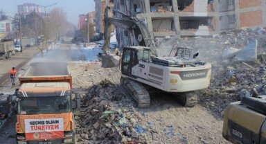 Samsun iş makinaları enkazları kaldırıyor