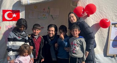 Serkan Çağrı'dan deprem bölgesine eşli ziyaret