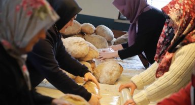 Şileli köy kadınlarından depremzedelere ekmek sevkiyatı