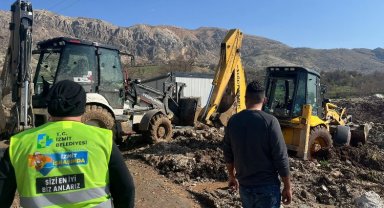 Adıyaman'da çamura saplanan iş makinası kurtarıldı