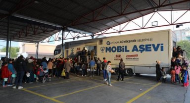 Antalya Büyükşehir'den Kepez'de sıcak yemek